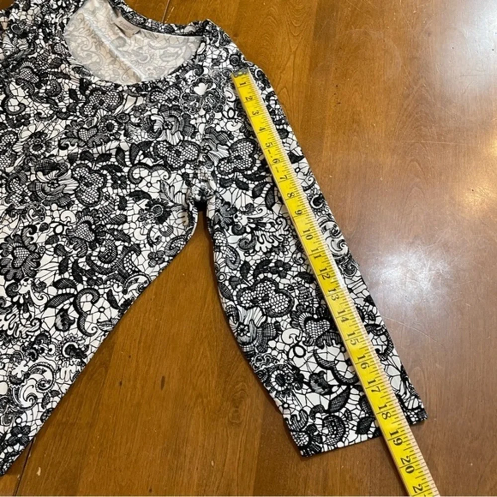Chico’s Easywear Black‎ and White Floral Lace Print Long Sleeve Scoop Neck Top